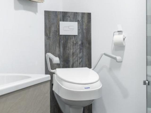 Les rehausses toilettes AQUATEC de la marque Invacare